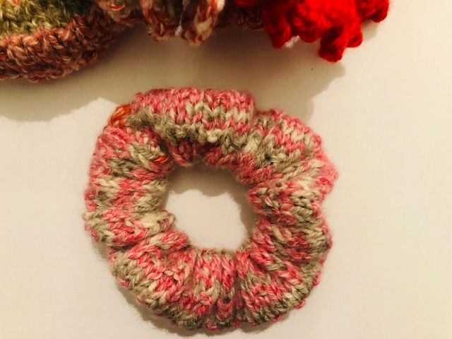 Cute knitted scrunchie in red, pink, taupe and white tones