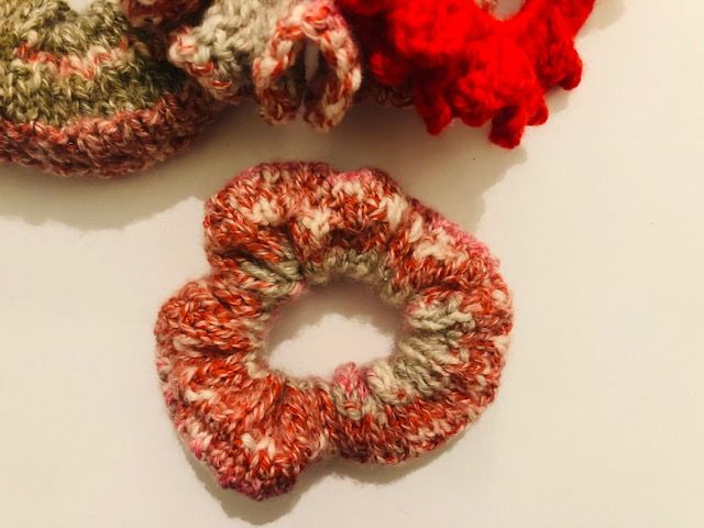 Cute knitted scrunchie in red, pink, taupe and white tones