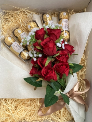 handmade-item handmade-gifts Bouquet Gift Hamper with Ferrero Rocher Chocolates