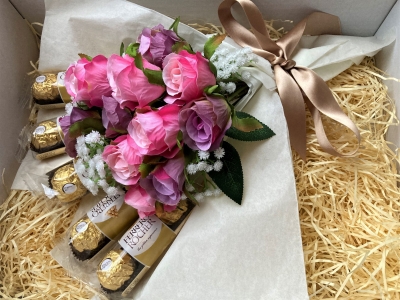 handmade-item handmade-gifts Bouquet Gift Hamper Ivory Silk Roses with Ferrero Rocher Chocolates