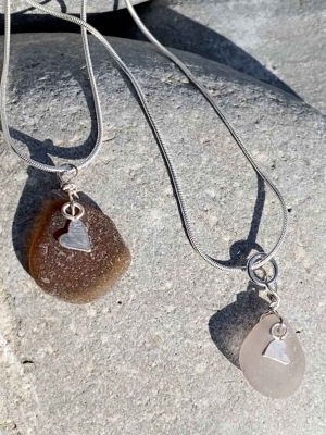 Heart & Seaglass necklace 

On a silver chain 16”

There are 2 colours to chose from, a dusky grey pink and an amber brown. Seaglass from the jurrassic coast



