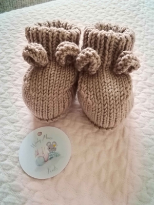 handmade-item handmade-gifts Baby bear bootees to match baby bear hats 