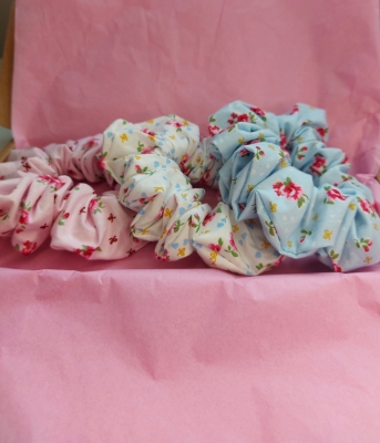 handmade-item handmade-gifts Chunky Mother's Day Scrunchies - Bunch of Flowers Collection - Handmade Hair Scrunchies - Pink, White, Blue
