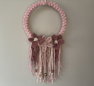 Floral macrame wall decoration 