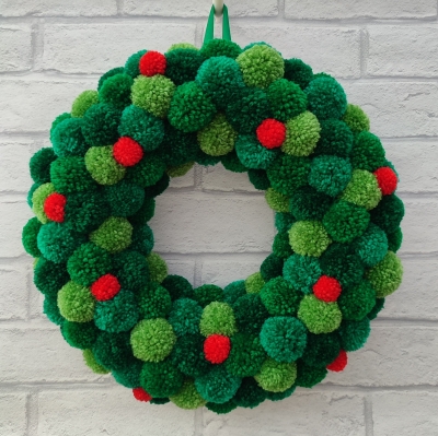 Christmas pom pom wreath | Festive pom pom wreath | Green and red pom pom wreath