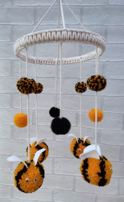 Pom pom bee and macrame baby mobile | bee baby mobile