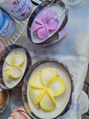 Scented candles in coconut shells, Coconut fragrance. 