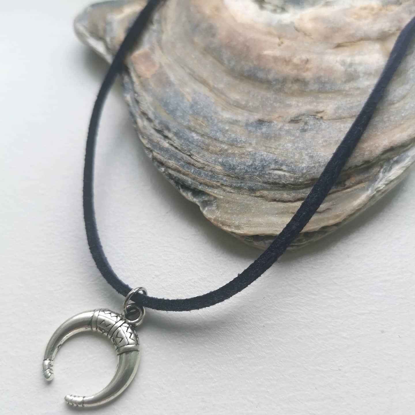 Double horn crescent moon choker necklace