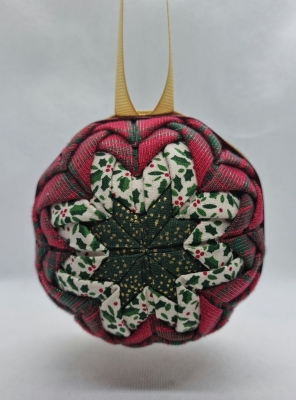 Quilted Christmas Bauble - Holly